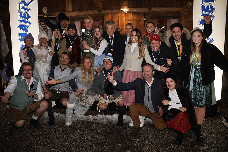 Am Ende gab es nur Sieger bei der Angermaier Eisstock-WM in Tracht am Park Cafe (©Foto:Martin Schmitz)